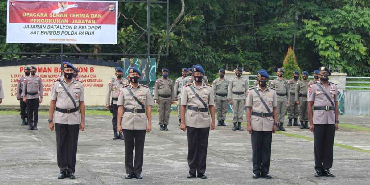 Sejumlah perwira Brimob Batalyon B Polda Papua mengikuti serah terima dan pengukuhan jabatan di Jalan Agimuga Mile 32, Selassa (2/3/20219). Foto: Salmawati Bakri/Papua60detik